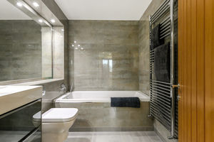 Bath/shower room en-suite- click for photo gallery